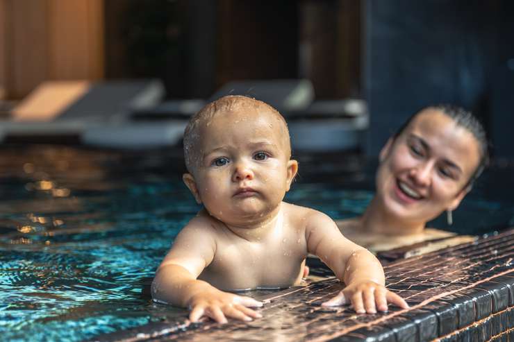Как грудничковое плавание влияет на развитие ребенка и помогает подготовить малыша к первым шагам