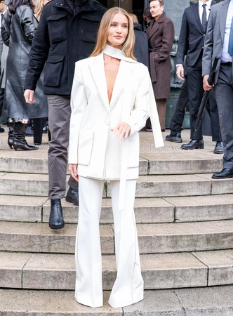 Как одеться на корпоратив в стиле Рози Хантингтон-Уайтли — королевы минимализма