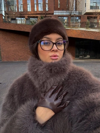 Как выглядит самая модная меховая повязка зимы