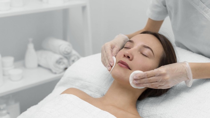 «Каменные лица» стали новым стандартом красоты. Почему культовый образ сильных женщин оказался инструментом их подчинения?