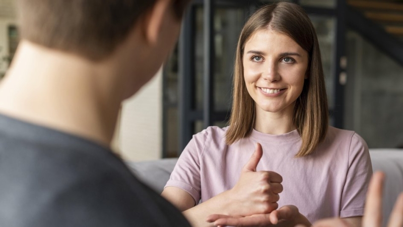 «Каменные лица» стали новым стандартом красоты. Почему культовый образ сильных женщин оказался инструментом их подчинения?