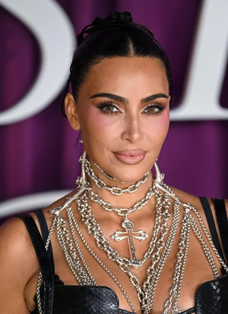 Контуринг Ким Кардашьян и смоки: как изменился макияж звезд за 10 лет