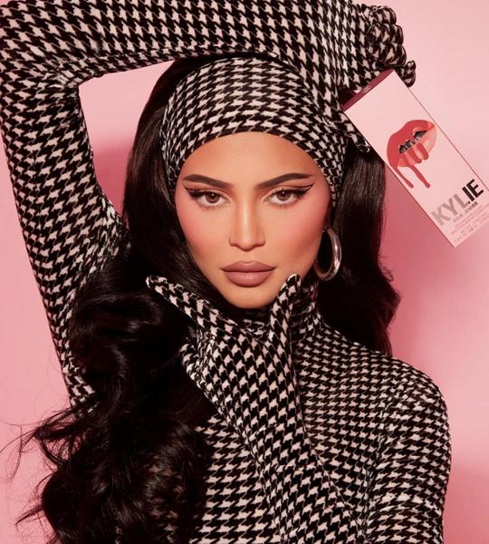 Контуринг Ким Кардашьян и смоки: как изменился макияж звезд за 10 лет