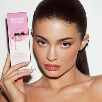 Контуринг Ким Кардашьян и смоки: как изменился макияж звезд за 10 лет