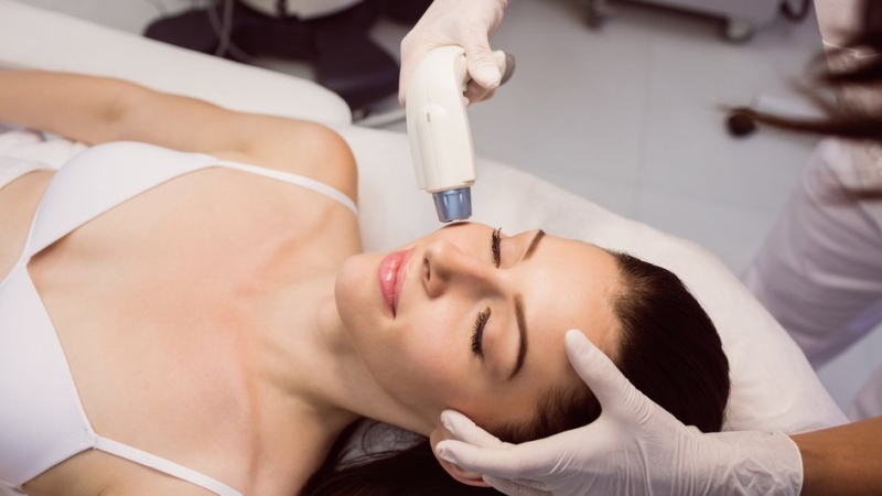 Косметологические процедуры от прыщей: что такое механическая, аппаратная чистка, пилинг и лазерная терапия