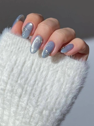 Морозная свежесть — трендовый маникюр, который откроет денежный поток в 2026 году