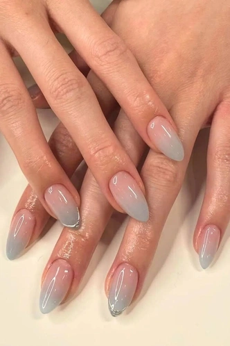 Морозная свежесть — трендовый маникюр, который откроет денежный поток в 2026 году