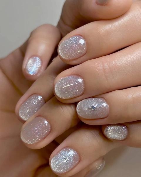 Морозная свежесть — трендовый маникюр, который откроет денежный поток в 2026 году