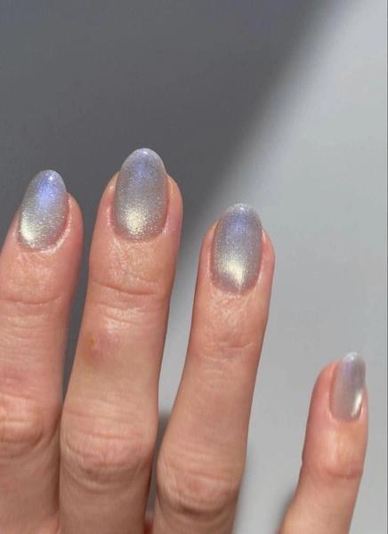 Морозная свежесть — трендовый маникюр, который откроет денежный поток в 2026 году