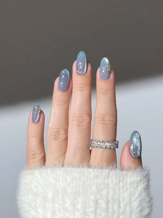 Морозная свежесть — трендовый маникюр, который откроет денежный поток в 2026 году