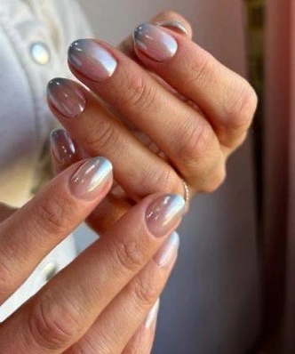 Морозная свежесть — трендовый маникюр, который откроет денежный поток в 2026 году