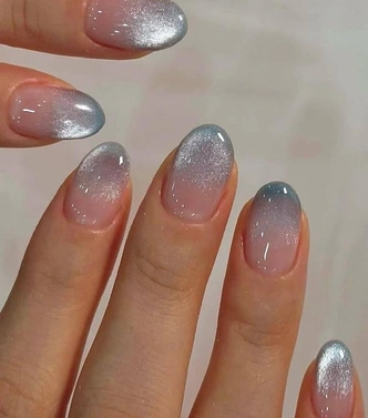 Морозная свежесть — трендовый маникюр, который откроет денежный поток в 2026 году