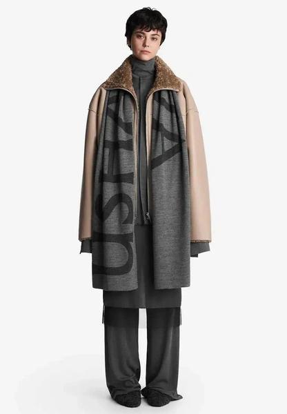 Olsen tuck: заправлять волосы под одежду — новый модный прием от сестер Олсен