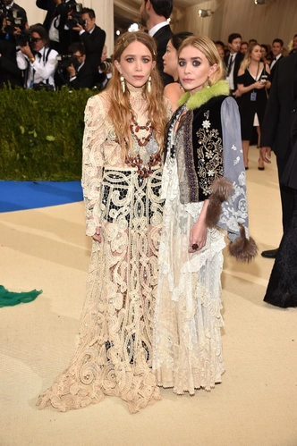 Olsen tuck: заправлять волосы под одежду — новый модный прием от сестер Олсен