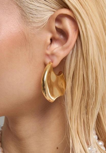 Olsen tuck: заправлять волосы под одежду — новый модный прием от сестер Олсен