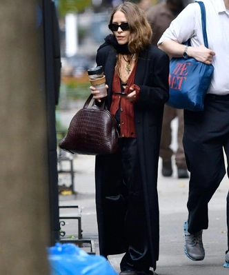 Olsen tuck: заправлять волосы под одежду — новый модный прием от сестер Олсен