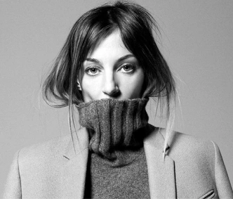 Olsen tuck: заправлять волосы под одежду — новый модный прием от сестер Олсен