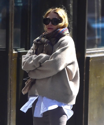 Olsen tuck: заправлять волосы под одежду — новый модный прием от сестер Олсен