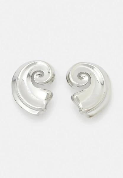 Olsen tuck: заправлять волосы под одежду — новый модный прием от сестер Олсен