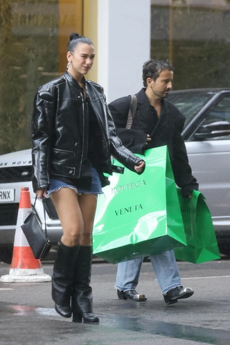 Почему нам постоянно хочется покупать новую одежду?