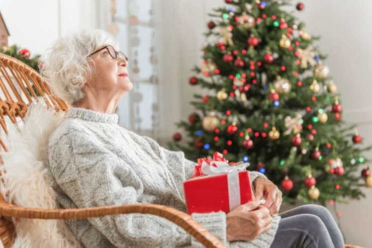 Пылесос и халат для бабушки: 7 подарков для старших родственников на Новый год 2026