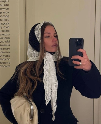 Шерстяная косынка — лучшая альтернатива шапкам (без вреда для прически)