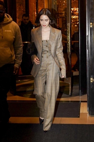 Стиль Лили Коллинз накануне премьеры &laquo;Эмили в Париже&raquo;: микробоб, кружево и Saint Laurent