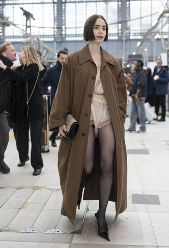 Стиль Лили Коллинз накануне премьеры &laquo;Эмили в Париже&raquo;: микробоб, кружево и Saint Laurent