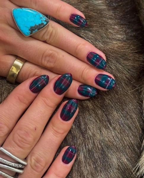 Тартан-маникюр&mdash; нейл-тренд, который выглядит по-зимнему стильно