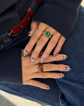 Тартан-маникюр&mdash; нейл-тренд, который выглядит по-зимнему стильно