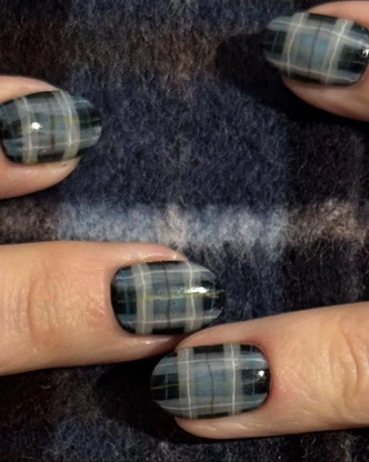 Тартан-маникюр&mdash; нейл-тренд, который выглядит по-зимнему стильно