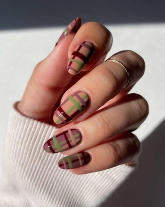 Тартан-маникюр&mdash; нейл-тренд, который выглядит по-зимнему стильно