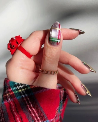 Тартан-маникюр&mdash; нейл-тренд, который выглядит по-зимнему стильно