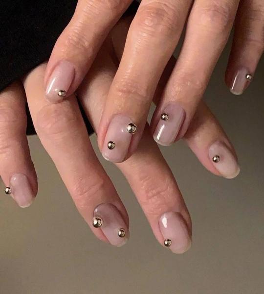 Трендовый маникюр, который оценят фанаты &laquo;голых&raquo; ногтей&nbsp;&mdash; его легко повторить дома