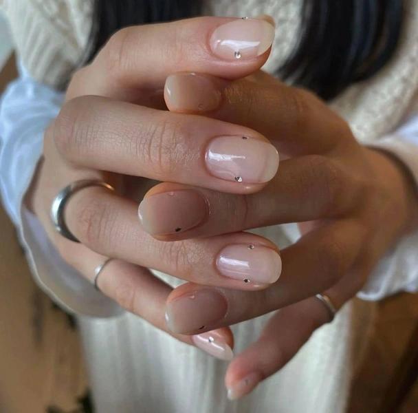 Трендовый маникюр, который оценят фанаты &laquo;голых&raquo; ногтей&nbsp;&mdash; его легко повторить дома