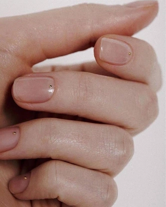 Трендовый маникюр, который оценят фанаты &laquo;голых&raquo; ногтей&nbsp;&mdash; его легко повторить дома