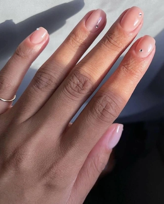 Трендовый маникюр, который оценят фанаты &laquo;голых&raquo; ногтей&nbsp;&mdash; его легко повторить дома