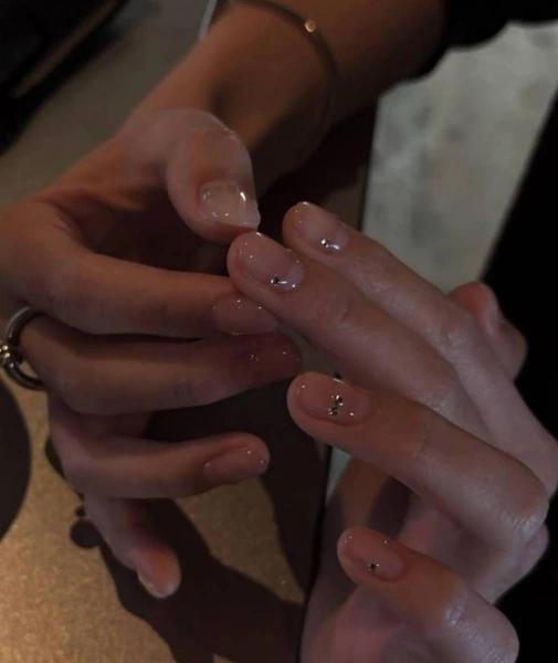 Трендовый маникюр, который оценят фанаты &laquo;голых&raquo; ногтей&nbsp;&mdash; его легко повторить дома