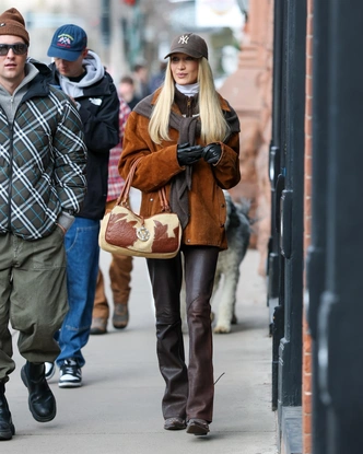 20 лучших выходов звезд в январе — от красных дорожек до стритстайла