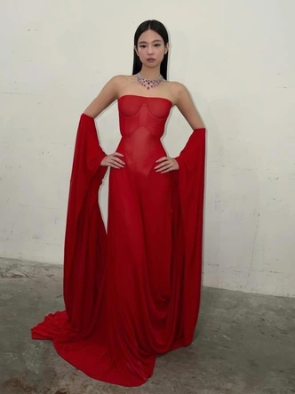 20 лучших выходов звезд в январе — от красных дорожек до стритстайла