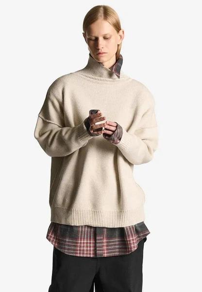 База на всю зиму: лучшие свитера, водолазки, брюки и джинсы