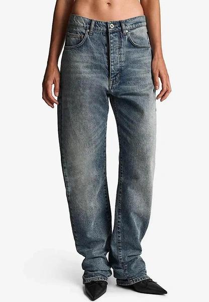 База на всю зиму: лучшие свитера, водолазки, брюки и джинсы