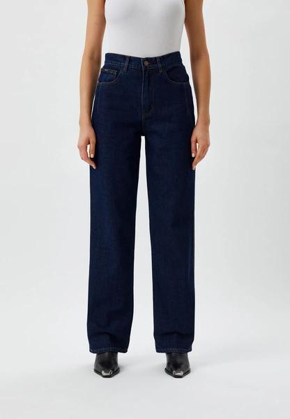 База на всю зиму: лучшие свитера, водолазки, брюки и джинсы