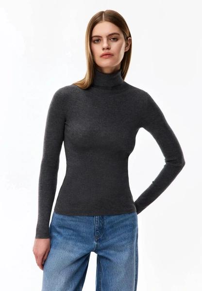 База на всю зиму: лучшие свитера, водолазки, брюки и джинсы