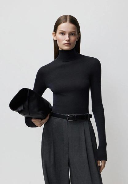 База на всю зиму: лучшие свитера, водолазки, брюки и джинсы