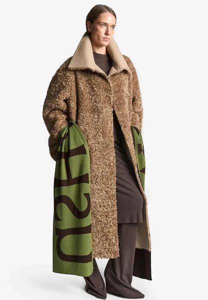 База на всю зиму: лучшие свитера, водолазки, брюки и джинсы