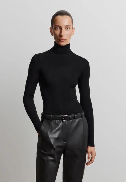 База на всю зиму: лучшие свитера, водолазки, брюки и джинсы