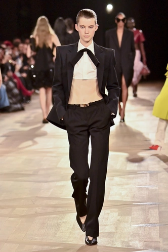 Черные брюки на низкой посадке: тренд Balenciaga весна-лето 2026