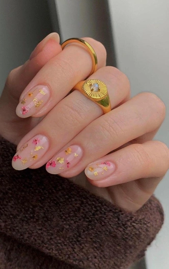 Денежный маникюр на март 2026: 5 весенних оттенков, которые станут вашим талисманом процветания