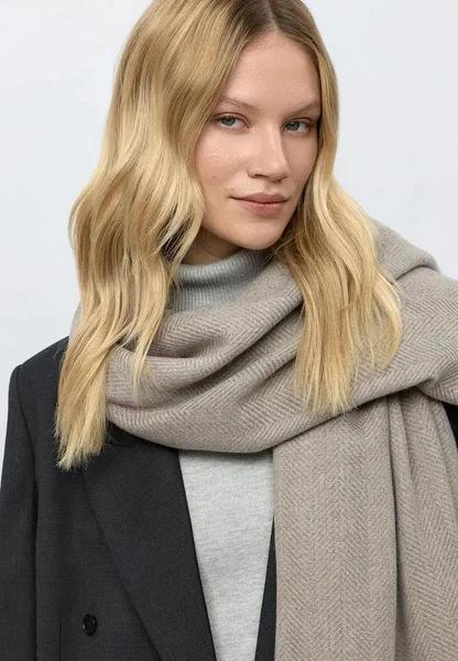 Эти шарфы выведут ваши зимние образы на новый уровень: 10 самых классных вариантов